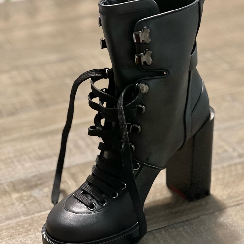 Christian Louboutin macademia boots sz8